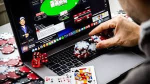 a801111 Casino APP မိုဘိုင်းဖုန်းဖြင့် ကစားနေသောမြင်ကွင်း